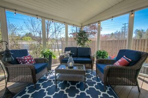 Fernseher, Kamin, Bücher, Arbeitsbereiche