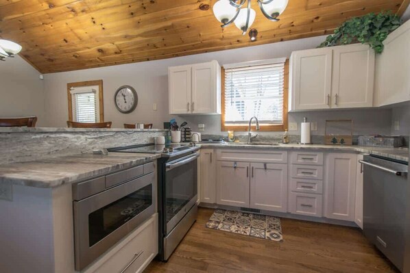 Refrigerador, microondas, horno y parrilla de estufa 