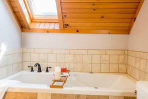 Regadera, secadora de cabello, toallas 