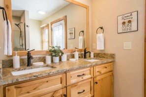 Regadera, secadora de cabello, toallas 