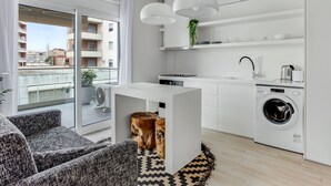 A modern apartment with a balcony, a kitchenette, a washing machine, and a sofa. - Sanders Old Port - Precious 1-bdr. Apt. w/ Balcony (Thessaloniki)