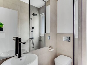 Bathroom - Sanders Old Port - Precious 1-bdr. Apt. w/ Balcony (Thessaloniki)