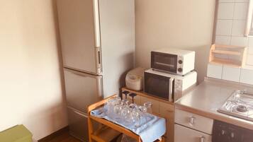 Geladeira, micro-ondas, cooktop, talheres/pratos/utensílios de cozinha