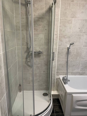Appartement, 2 chambres, vue fleuve | Salle de bain | Serviettes fournies