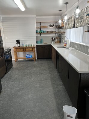 ثلاجة، ميكروويف، فرن، موقد طهي مسطح