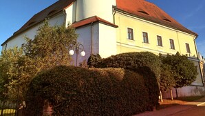 Une église dotée d’un haut clocher, d’une horloge et d’un toit rouge.