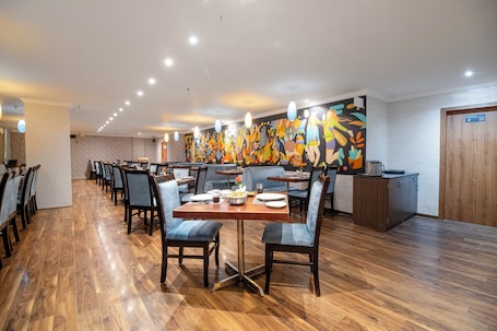 Restaurante. Hotel Seasons inn