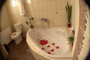 Shower, hair dryer, towels, shampoo - Modern House  in Chania (Χανια)