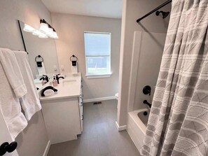 Ensemble baignoire-douche, séchoir à cheveux, shampooing