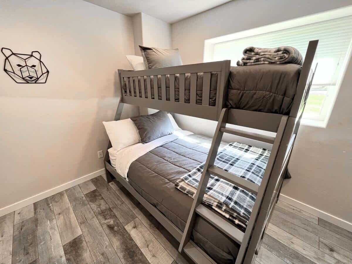 5 bedrooms, iron/ironing board, WiFi, bed sheets