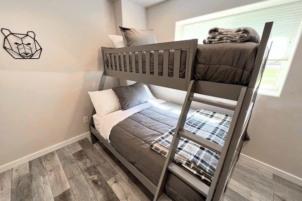 5 bedrooms, iron/ironing board, WiFi, bed sheets