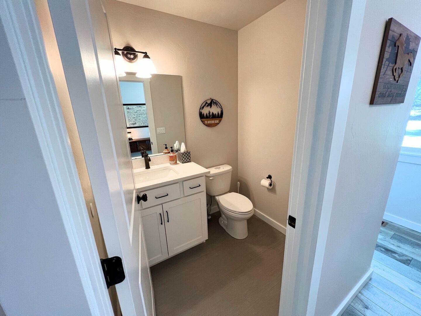 New! Wonderful Country Style Home, Sleeps 12, Private Backyard, Fire Pit, New Furnishings!