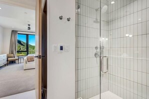 Baignoire, séchoir à cheveux, serviettes fournies