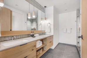Bathtub, hair dryer, towels - Electric Pass Lodge 108 (Snowmass)