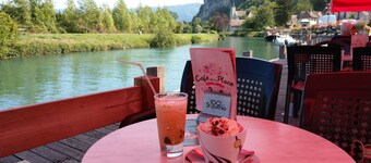 Vacation rental lakes, vineyards and mountains area