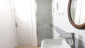 Suihku, ympäristöystävälliset hygieniatuotteet, hiustenkuivaaja, saippua