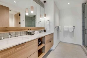 Badewanne, Haartrockner, Handtücher