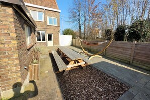 Outdoor dining - Holiday home in Zuienkerke with a terrace (Zuienkerke)
