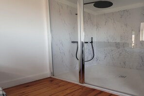 Combined shower/tub