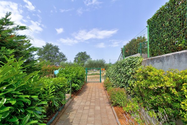 المنطقة المحيطة بالمنشأة