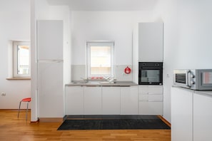 Microondas, horno, placa de cocina, lavavajillas