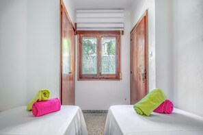 1 dormitorio y tabla de planchar con plancha