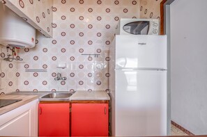 Réfrigérateur, micro-ondes, plaque de cuisson, cafetière/bouilloire