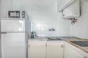 Réfrigérateur, micro-ondes, plaque de cuisson, cafetière/bouilloire