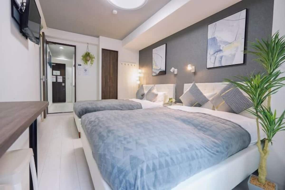 2 bedrooms, desk, laptop workspace, blackout curtains
