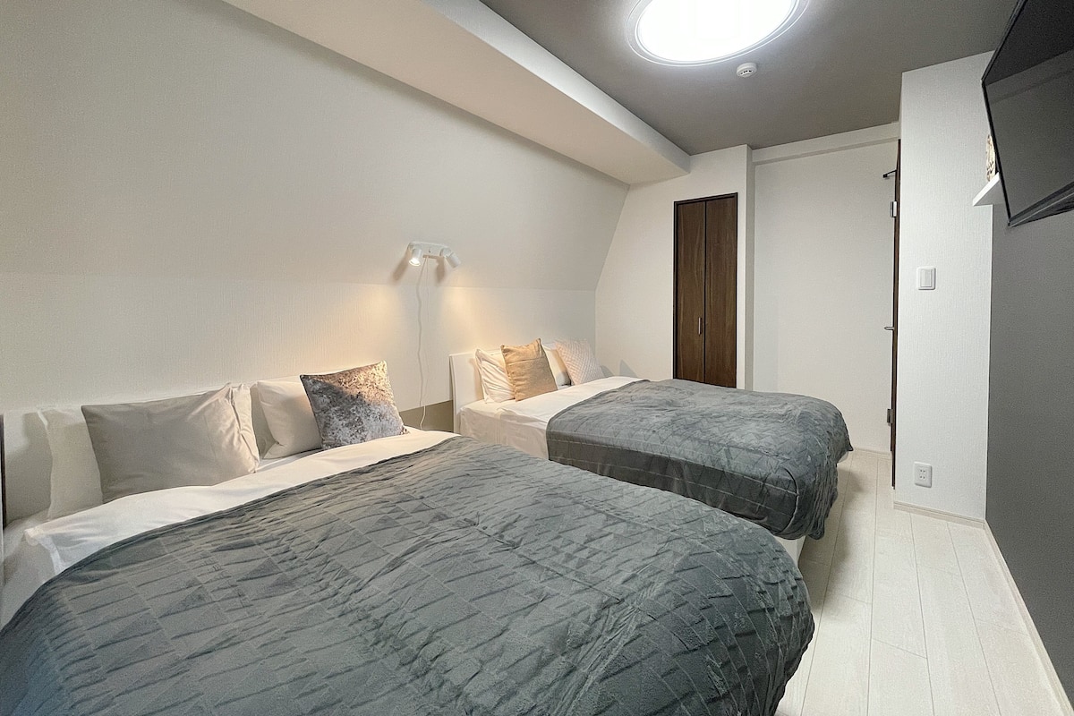 2 bedrooms, desk, laptop workspace, blackout curtains