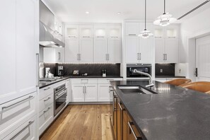 電子レンジ、コンロ、食器洗い機、コーヒー / ティーメーカー