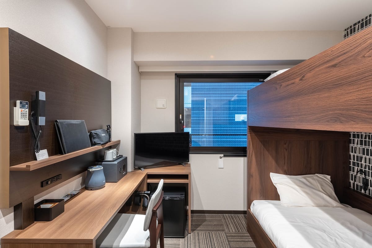 Bunk Bedroom | Edredons de pluma, cofres nos quartos, escrivaninha