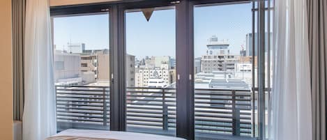 Værelse med 2 enkeltsenge - ikke-ryger | Dundyner, pengeskab på værelset, skrivebord