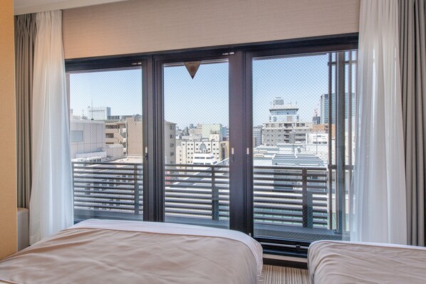 Twin Room | Down comforters, in-room safe, desk, laptop workspace - Hotel Sanrriott osakahommachi (Osaka)