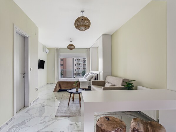 Estudio, 1 habitación, balcón | Sala de estar