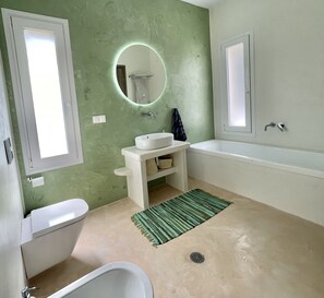 Dusche, Haartrockner, Bidet, Handtücher