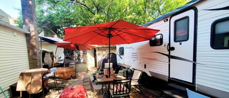 Asuntovaunu, 1 makuuhuone | Ulkoruokailutilat