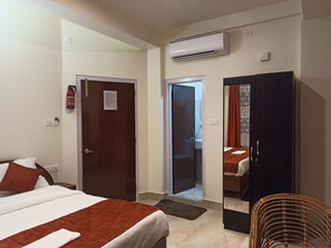 Superior Room | Desk, laptop workspace, soundproofing, iron/ironing board - Vanagleda Guest House (Shillong)