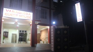 Un bâtiment sur lequel on peut lire, sur une enseigne, les mots « VANAGLEDA GUEST HOUSE » la nuit.