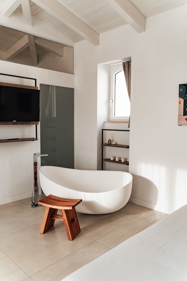 Honeymoon-Zimmer | Hochwertige Bettwaren, Betten mit Memory-Foam-Matratzen, Zimmersafe