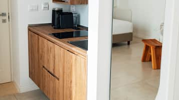 Habitación de luna de miel | Cocina privada | Frigobar, parrilla de estufa, cafetera de espresso y cafetera y tetera