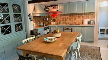 Fridge, oven, stovetop, coffee/tea maker