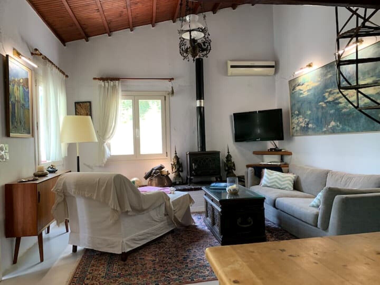 Smart TV, fireplace, DVD player, books