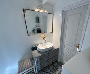 Dusche, Haartrockner, Handtücher, Seife