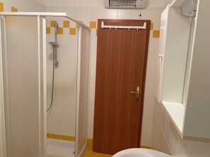 Suihku, hiustenkuivaaja, pyyhkeet, saippua