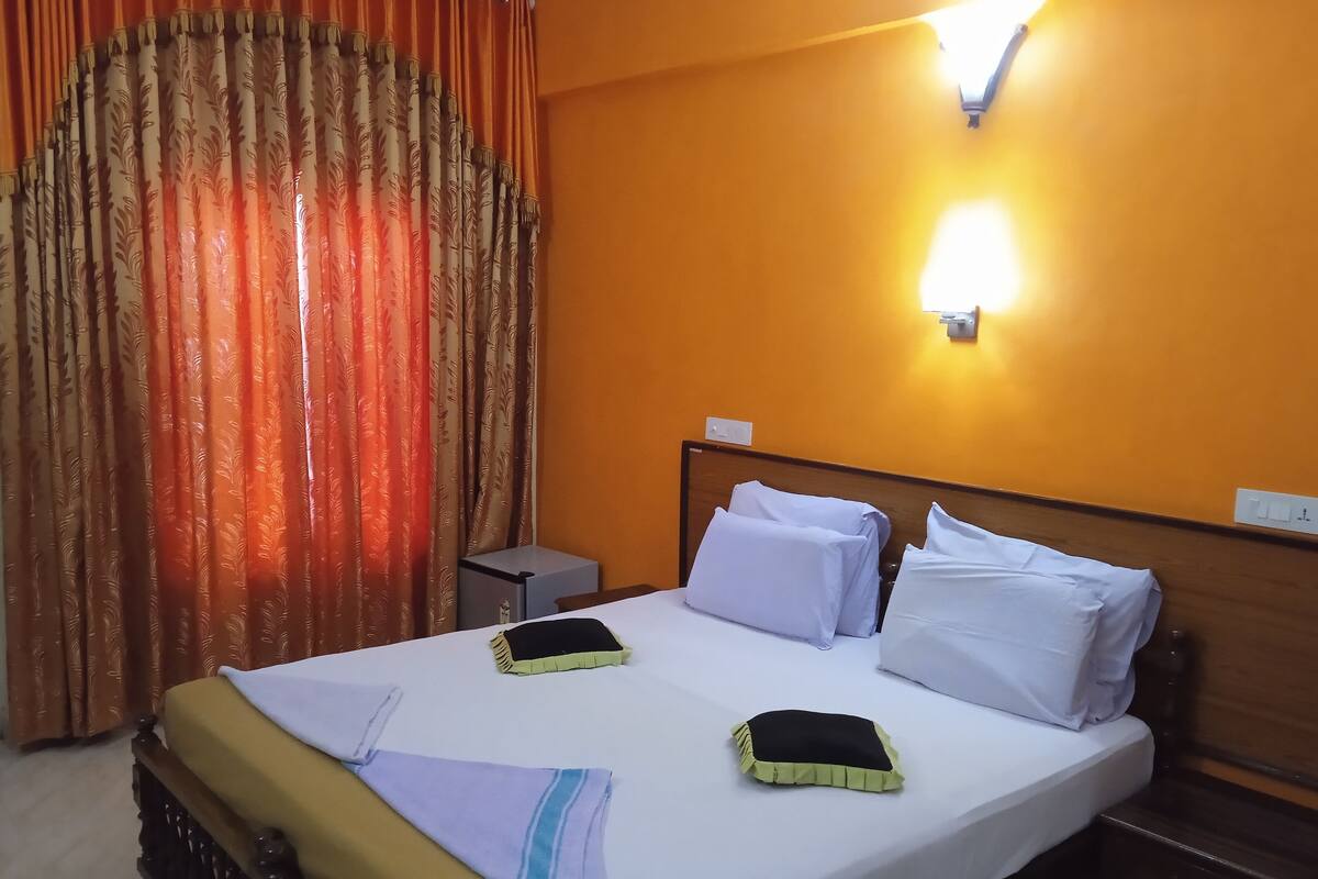 Deluxe Room | Premium bedding, laptop workspace, WiFi (free), individually furnished