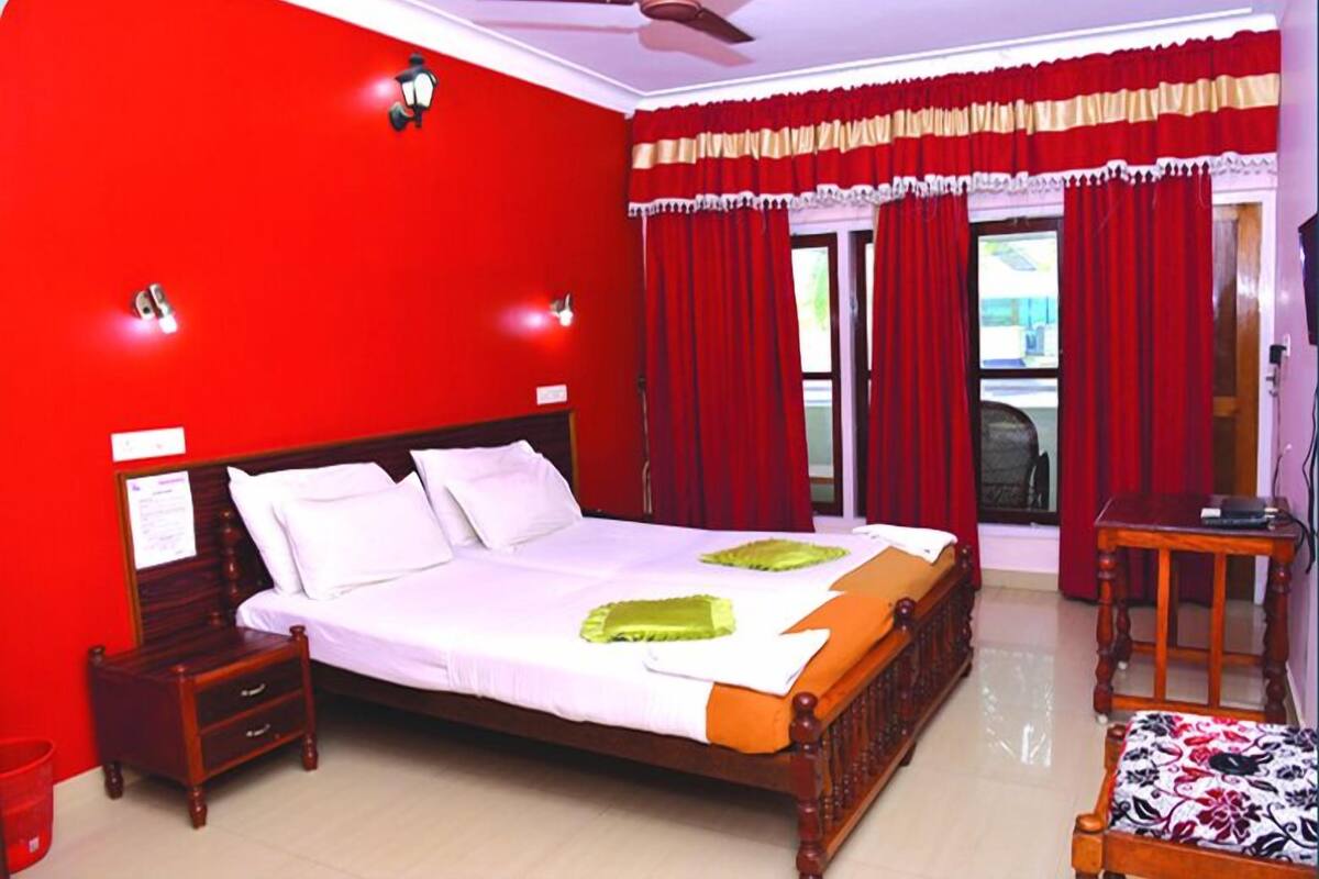 Basic Double or Twin Room, 1 Bedroom, Partial Sea View | Premium bedding, laptop workspace, WiFi (free), individually furnished