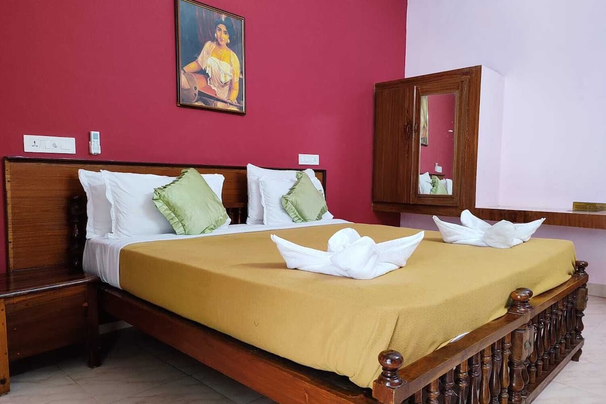 Habitación doble Deluxe | Ropa de cama de alta calidad y muebles diferentes