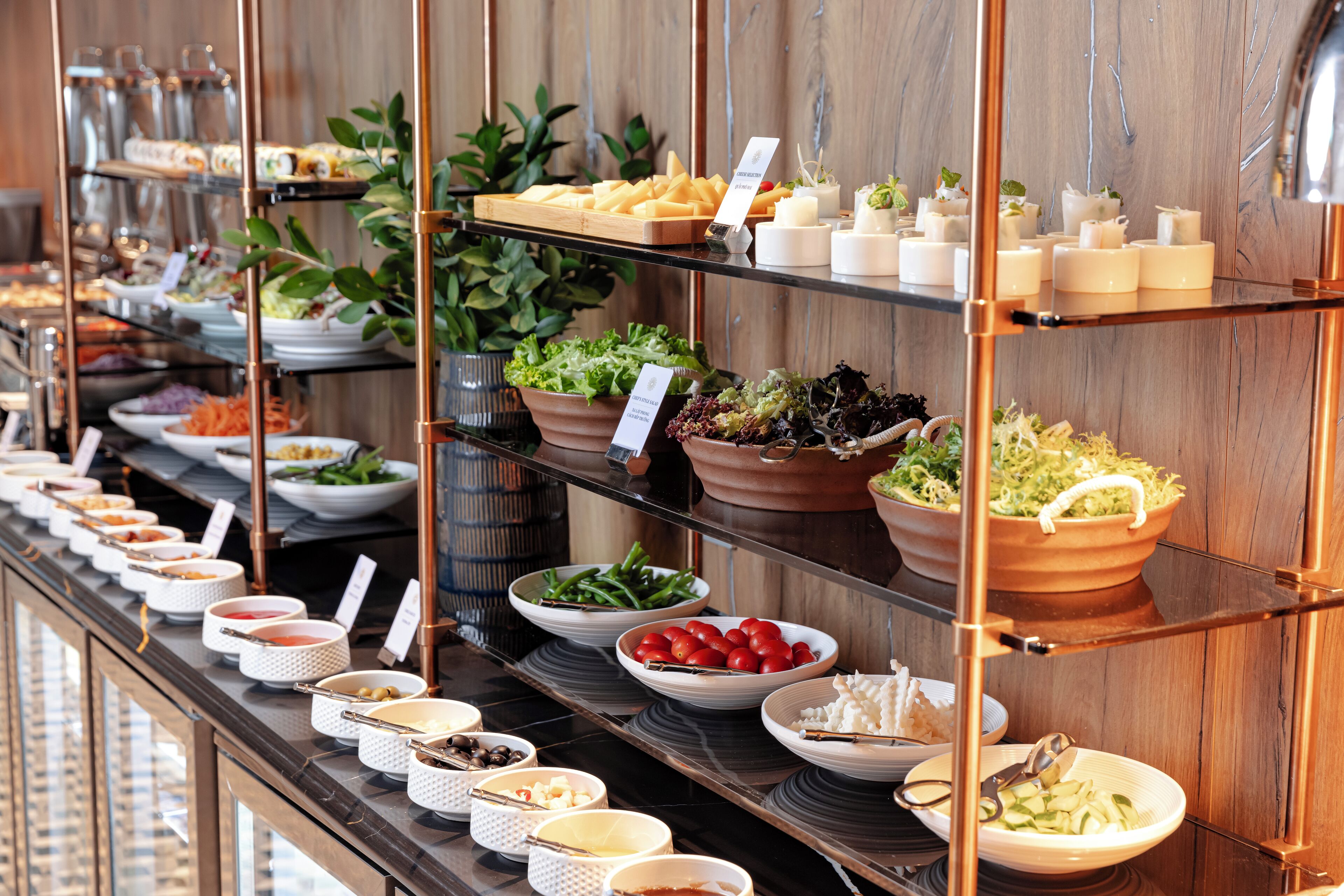 Buffet com diversos alimentos e pratos dispostos em estantes.