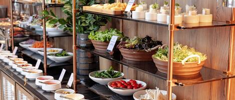 Un buffet proposant une variété de plats et d’aliments présentés sur des étagères.